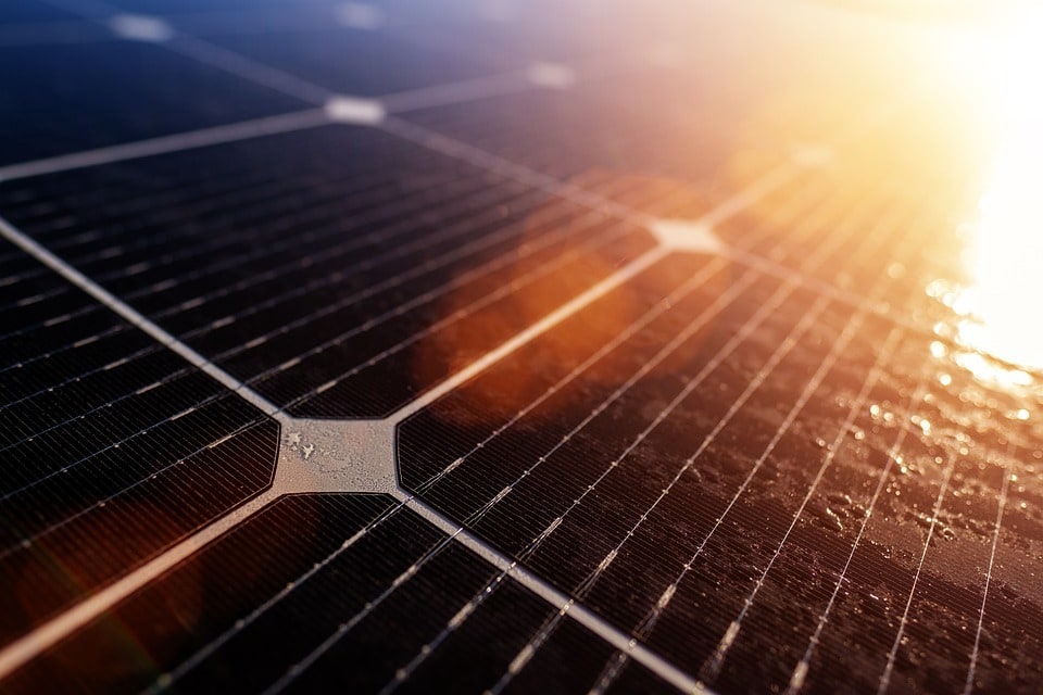 Optimiser l'exposition solaire grâce aux présentoirs de sol
